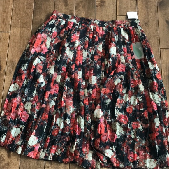 Pleated Floral Skirt- Size M - Picture 1 of 5